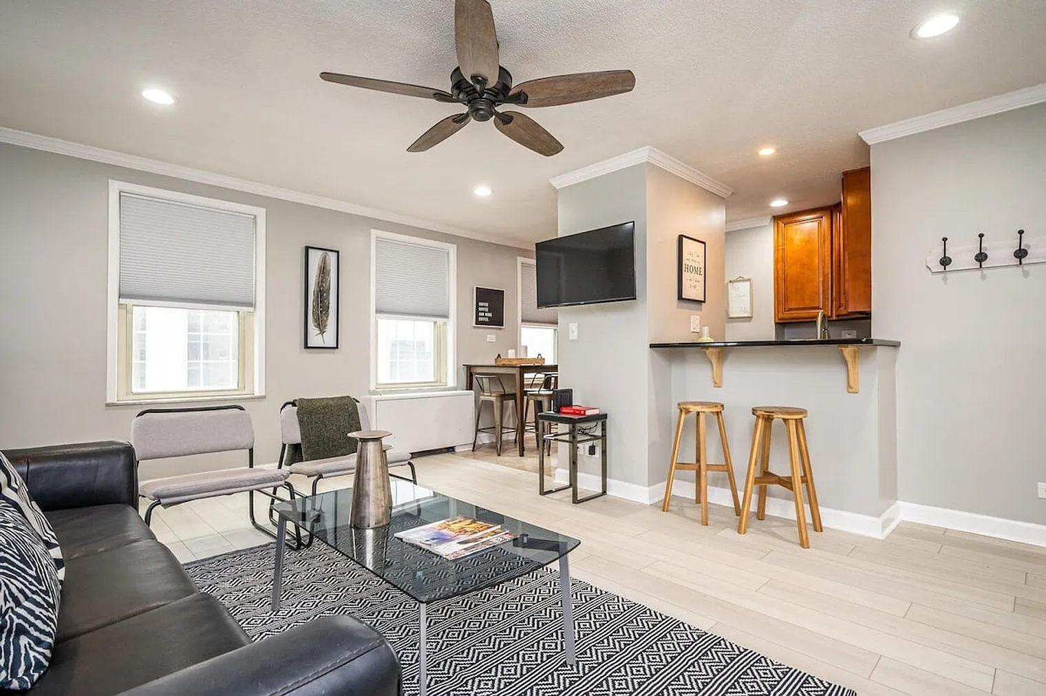 1 bed, 1.0 bath, 592 sqft, $3,536 — Photo 2