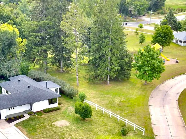 1620 Broad St, Grinnell, IA 50112