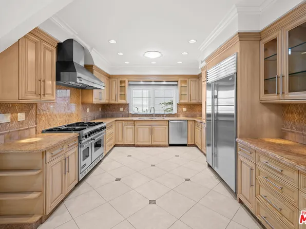 204 Foothill Rd, Beverly Hills, CA 90210