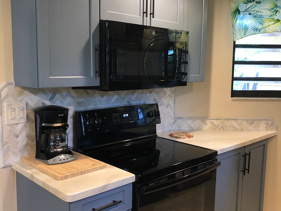 Full size, electric stove/oven and microwave