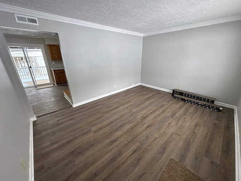 338 N Skyline Dr — Photo 2