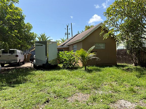 4th image of 113 SE 4th St