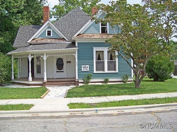 1st image of 704 E Pace St