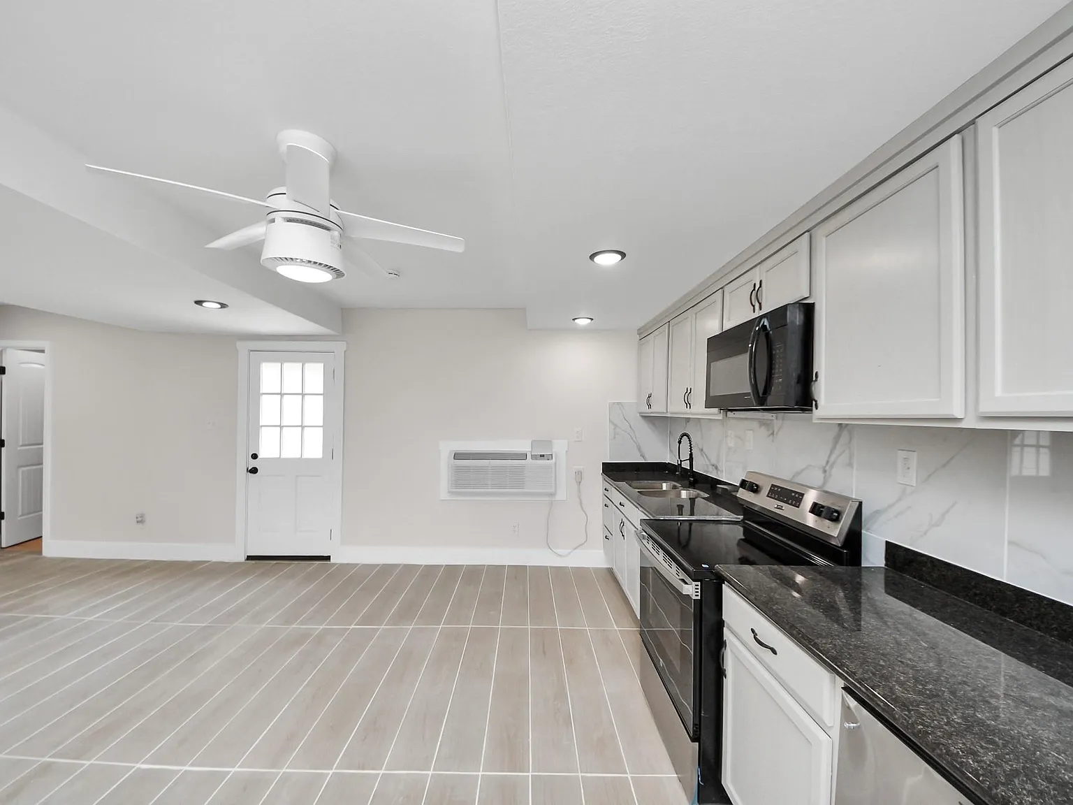 2 bed, 1.0 bath, 980 sqft, $1,300 — Photo 3