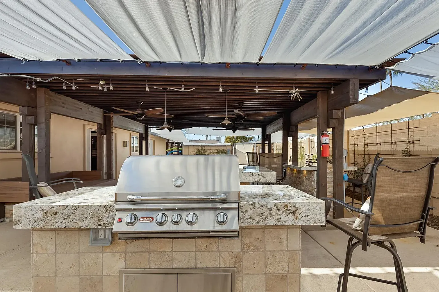 5 bed, 2075 sqft, $4,195 — Photo 3