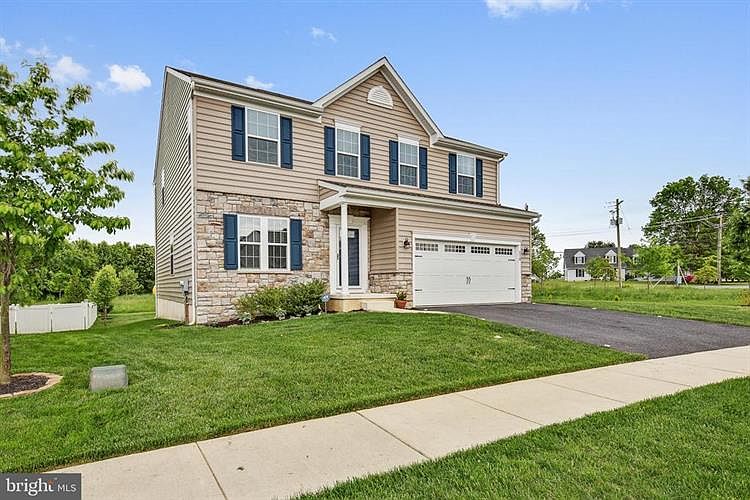 1st image of 210 Armata Dr