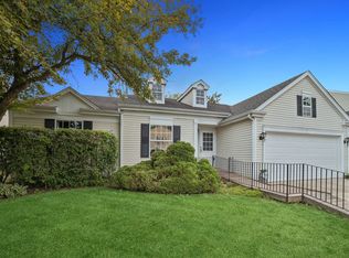 52 McKinley Ln, Streamwood, IL 60107