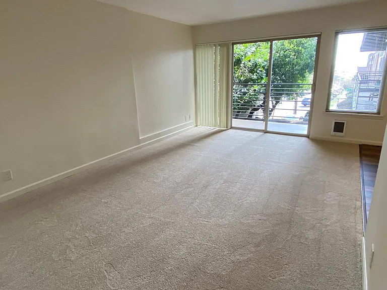 400 W Roy St #104 — Photo 2