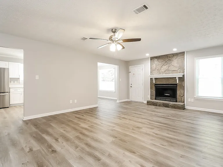 35 Riverside Ct — Photo 4