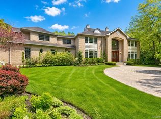 1 Springwood Path, Laurel Hollow, NY 11791