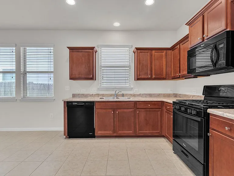 535 Twisted Oaks Ln — Photo 3
