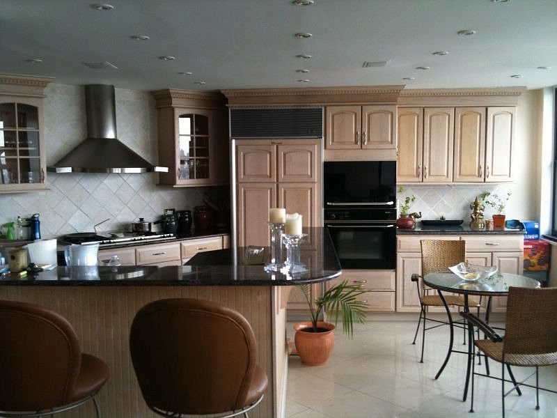 Modern Eat-In-Kitchen