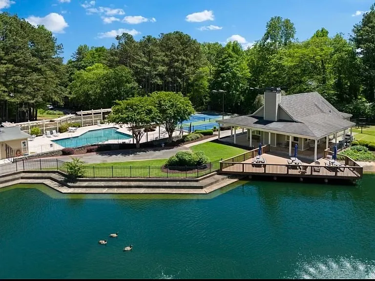 33 Lakes Edge Dr SE — Photo 2