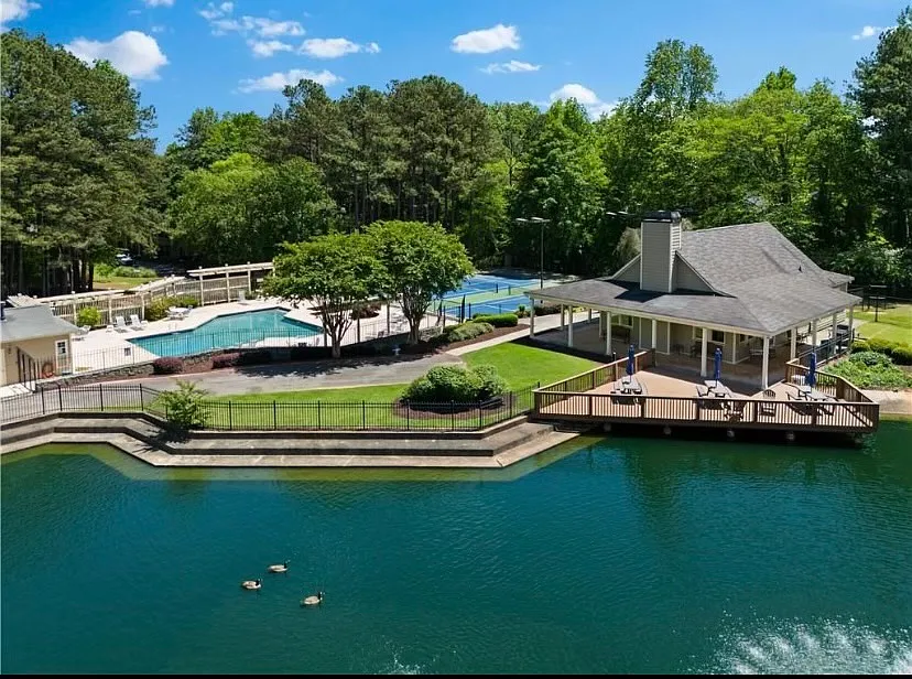 Building Photo - 33 Lakes Edge Dr SE