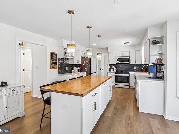 5th image of 920 Clover Ln