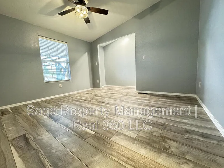 4879 N Monterey Dr — Photo 9