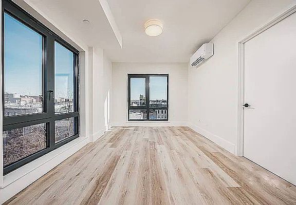 4th image of 1510 Gates Ave #606