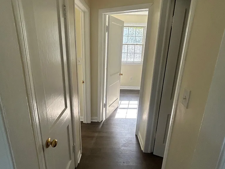 2805 Victory Dr — Photo 3