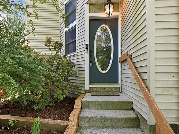 3rd image of 207 Hillcrest Avenue
