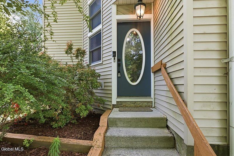 3rd image of 207 Hillcrest Avenue