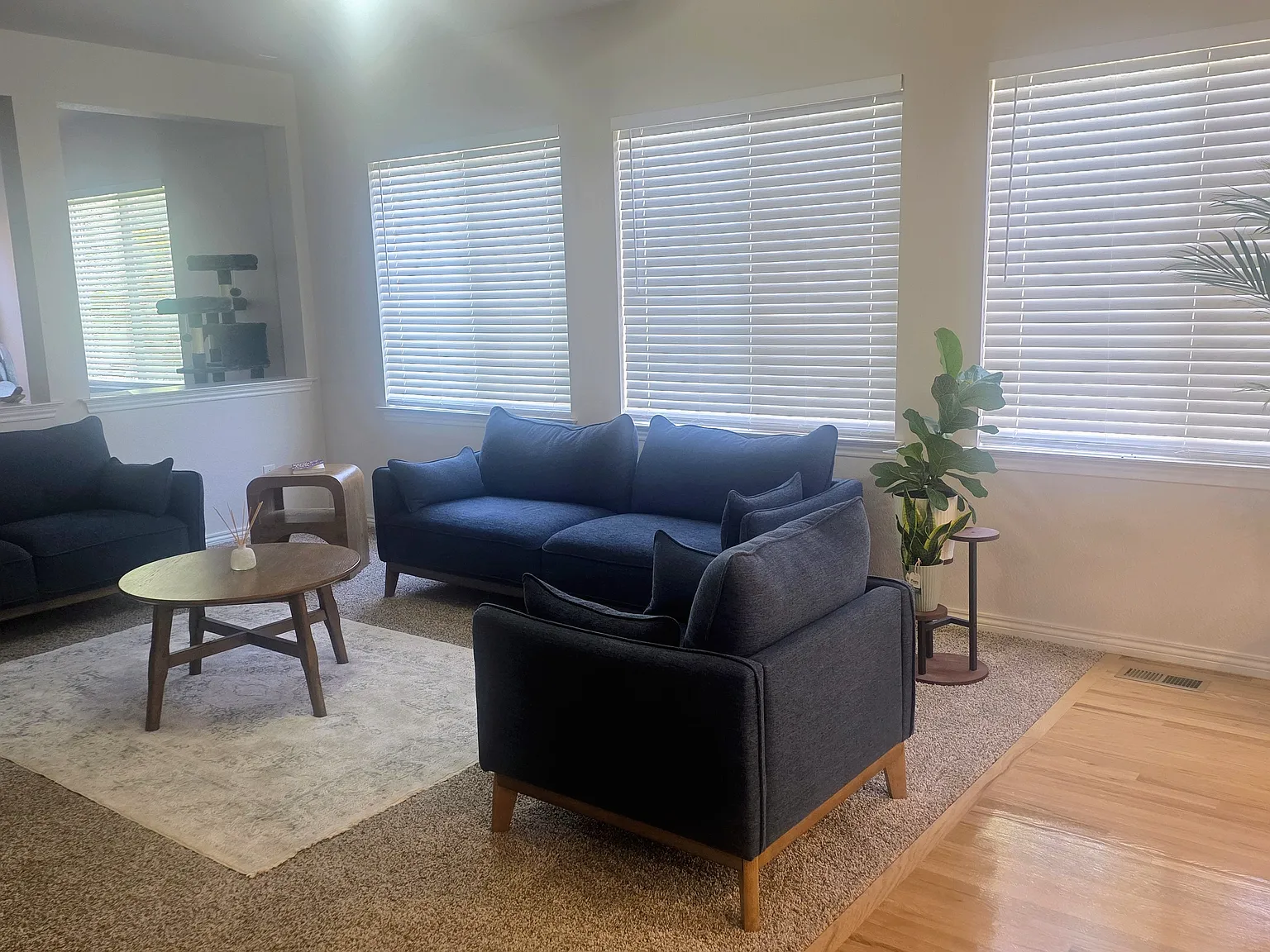 5 bed, 4249 sqft, $800 — Photo 3