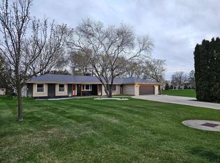 18555 Honey Creek Dr, Brookfield, WI 53045