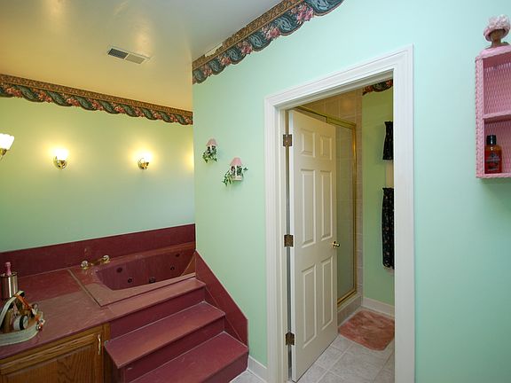 Relaxing whirlpool tub!