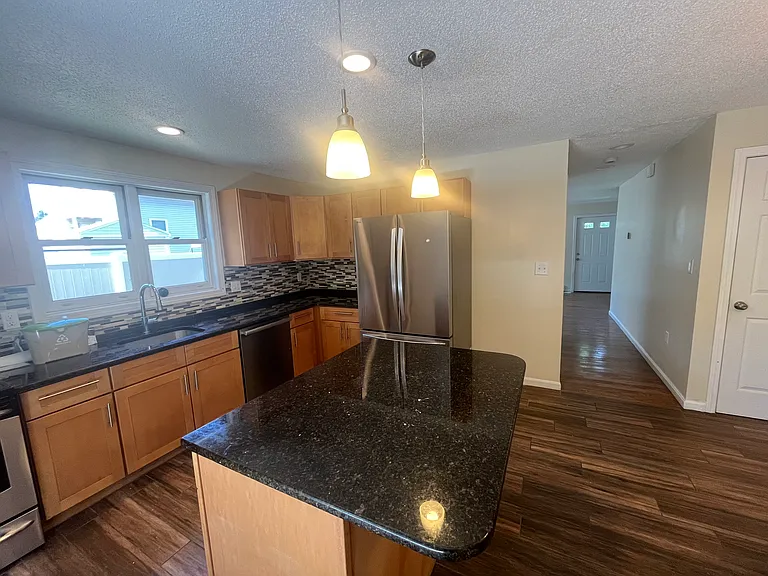 798 Canterbury St — Photo 4