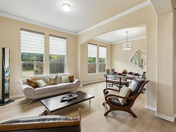 5th image of 302 Phillips Ct