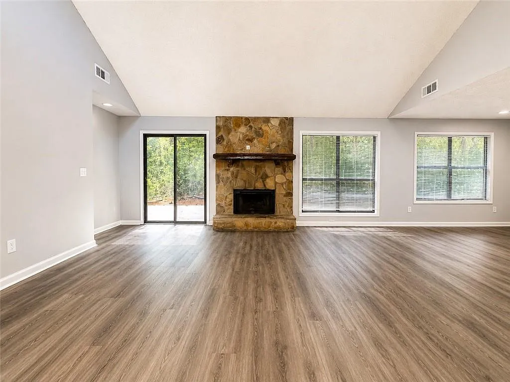 3 bed, 2.0 bath, 1681 sqft, $2,200 — Photo 2