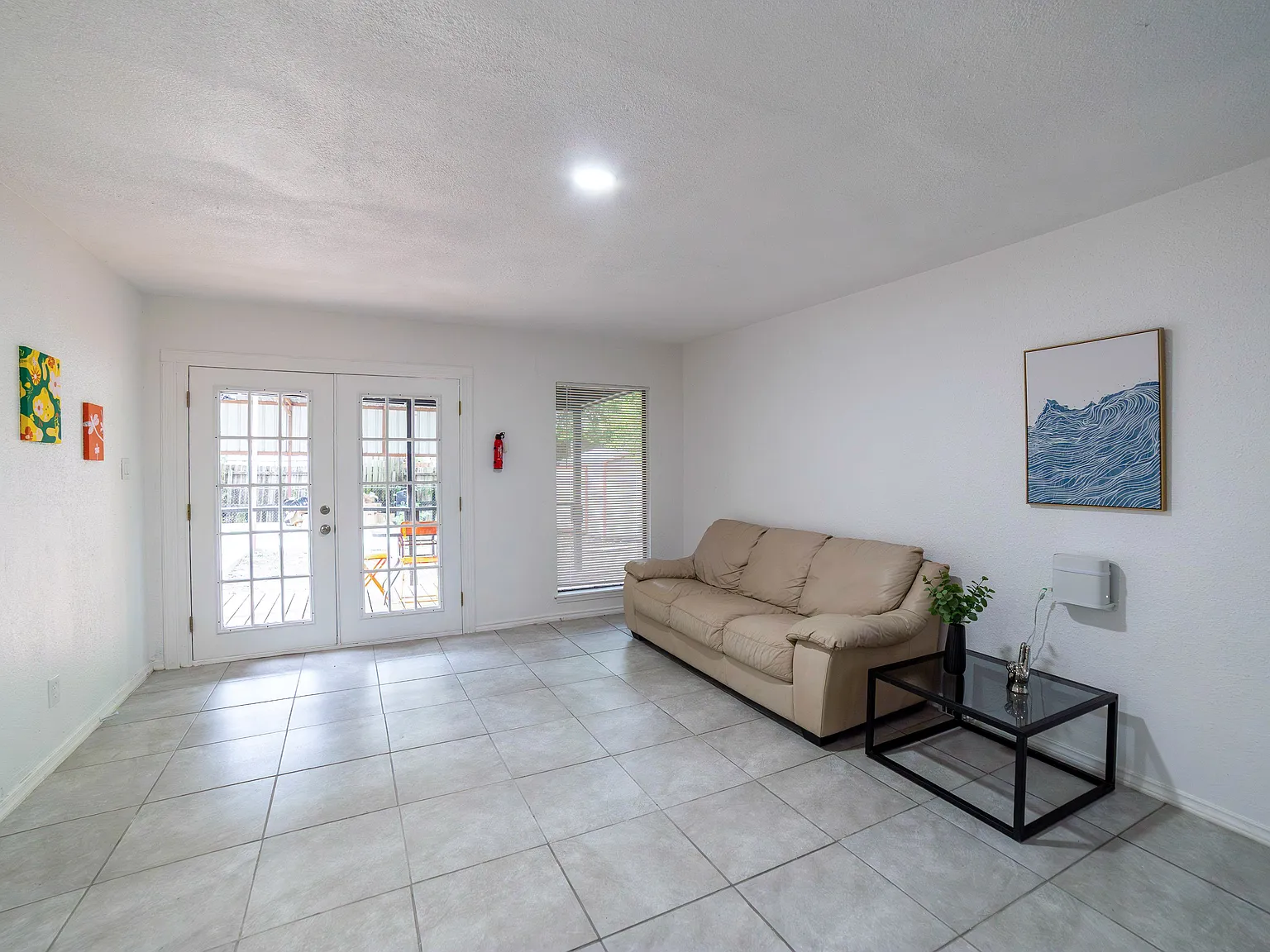 4 bed, 2.0 bath, 1900 sqft, $728 — Photo 2