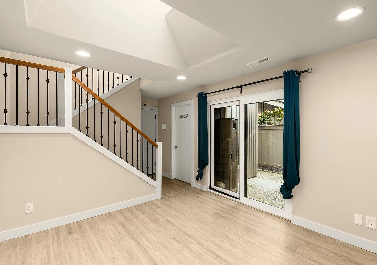 4Bd/3Ba Bellevue Townhome — Photo 4