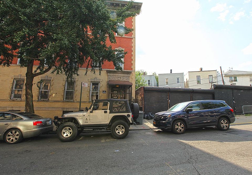 2nd image of 1369 Lyman Pl