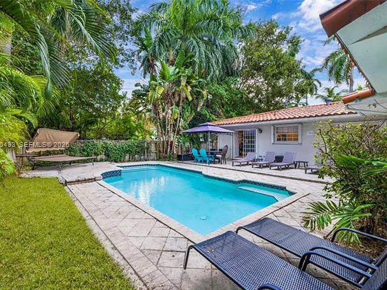 7711 Coquina Dr — Photo 2