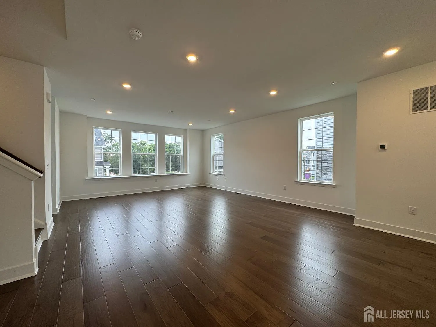 3 bed, 2.5 bath, 2464 sqft, $5,700 — Photo 3
