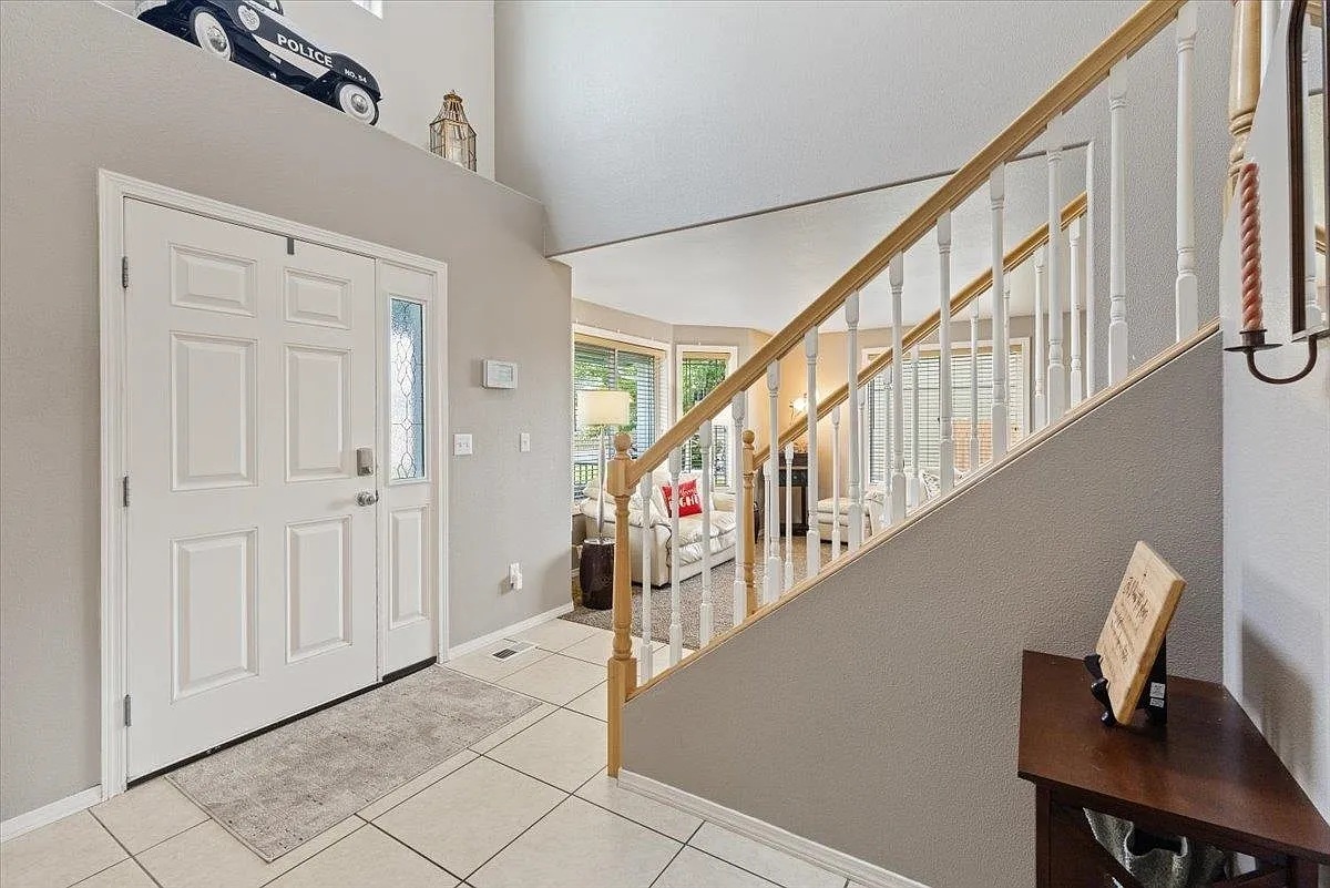 4 bed, 2495 sqft, $3,000 — Photo 3