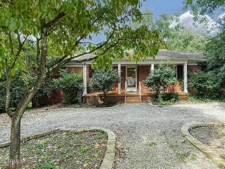 200 Suburban Rd — Photo 37