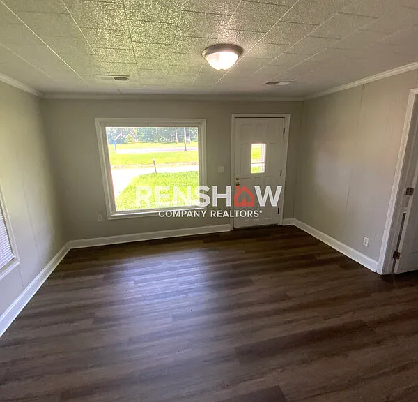 150 N Poplar St — Photo 4