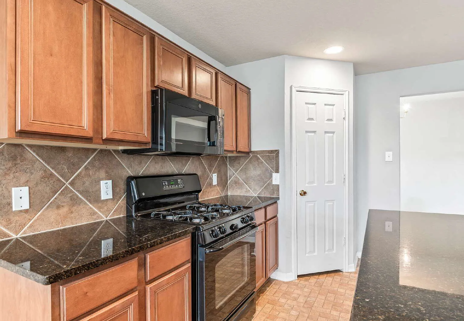 3 bed, 2.0 bath, 2319 sqft, $2,275 — Photo 4