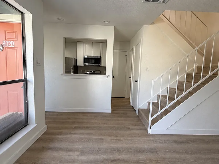 800 Treadwell Ct #802B — Photo 2