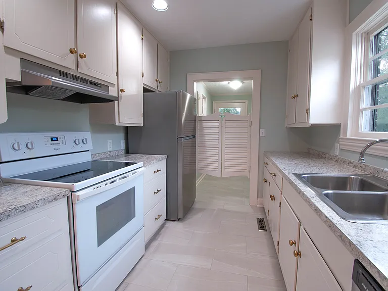 134 Lausanne Dr — Photo 5