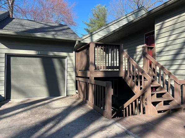 9731 S Harbour Pointe Dr, Bloomington, IN 47401