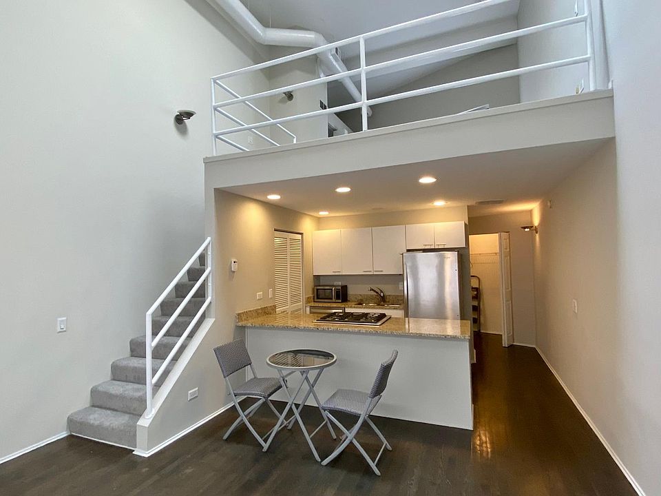 1st image of 1100 W Cornelia Ave APT 110