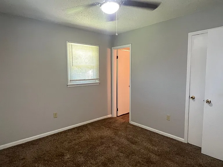 211 Laverne Dr — Photo 16