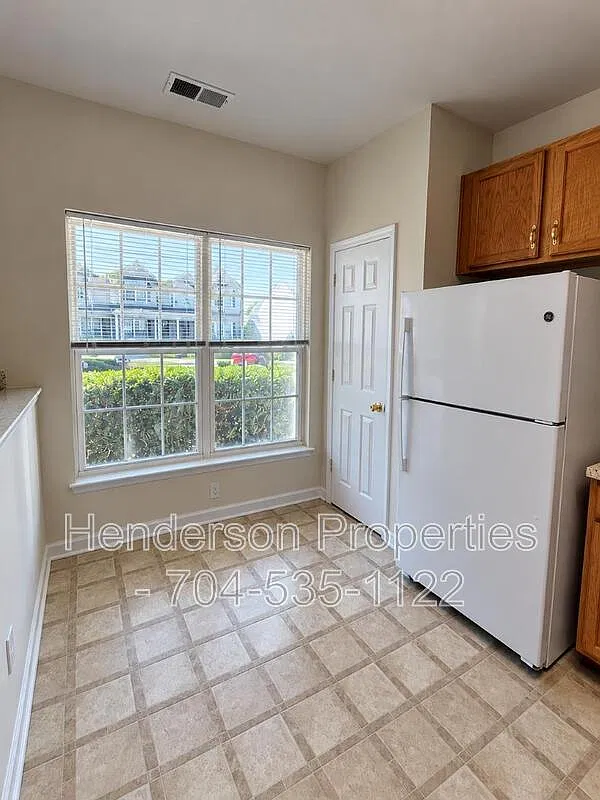 2 bed, 1.5 bath, 1517 sqft, $1,725 — Photo 2