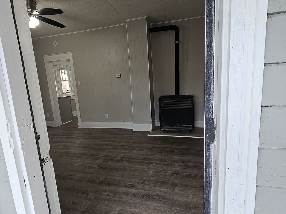 Big Living room 16' 6" x 10' 6" with Natural gas Heat