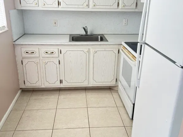 40 Canterbury Dr E, West Palm Beach, FL
