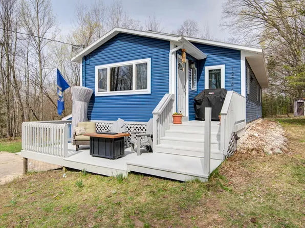 12766 Oakley Rd, Honor, MI 49640