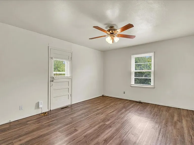 2213 Peirce Ave — Photo 18