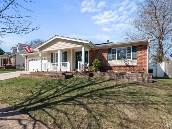 677 Rustic Valley Dr, Ballwin, MO 63021